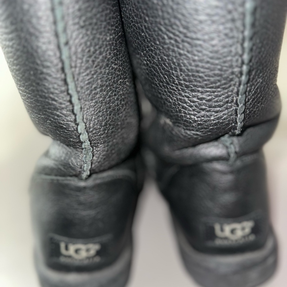 ✨ UGG Women’s Classic Short Leather Boots – Size 8 ✨